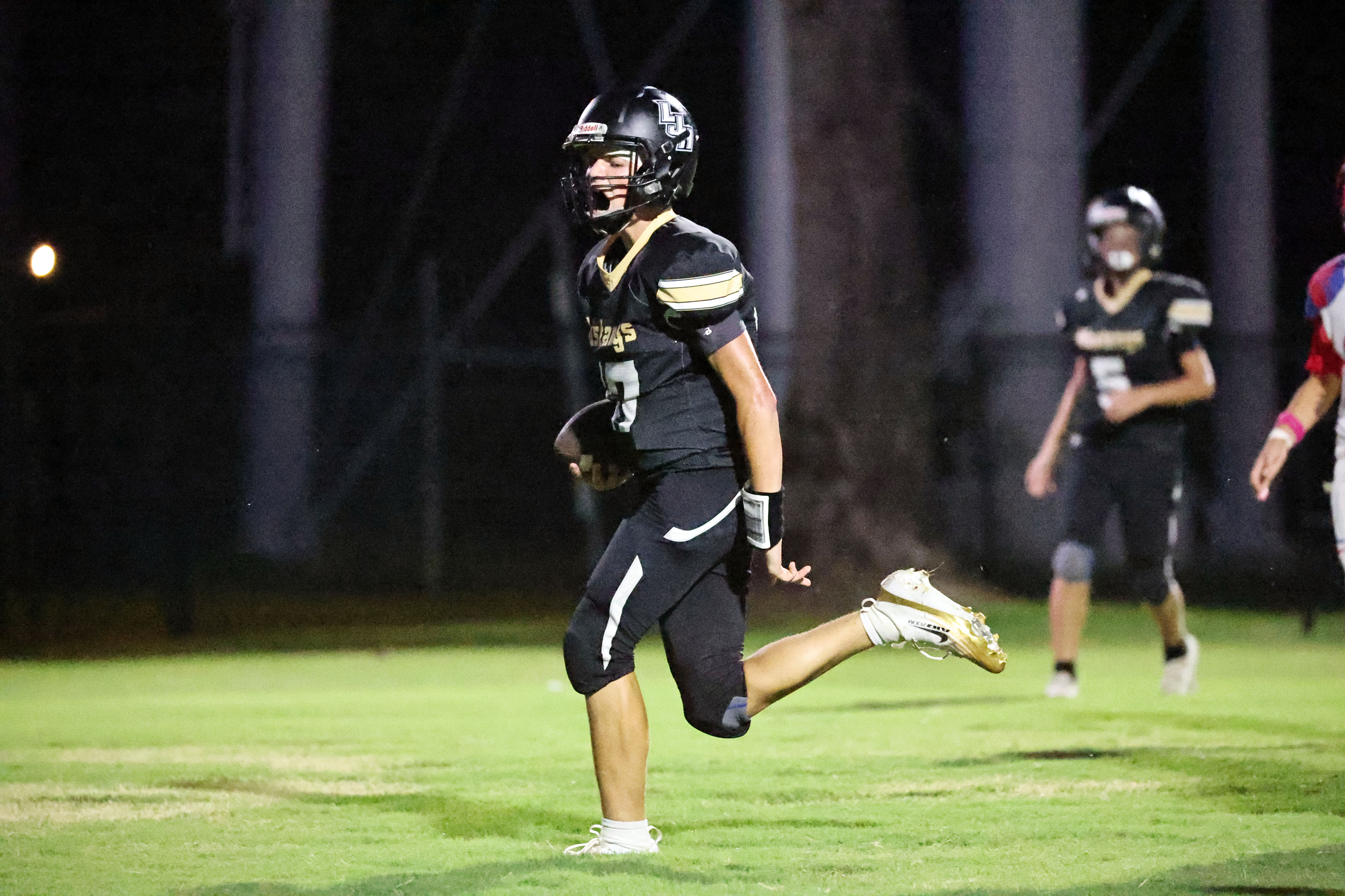 Mustangs QB Thigpen gets in the endzone during the 4th quarter.